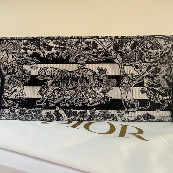 LARGE DIOR BOOK TOTE - Blue Toile de Jouy Embroidery - Picture 7 of 10